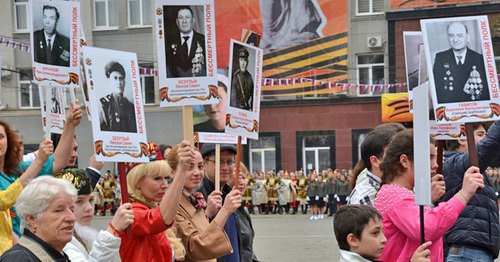 Участники акции "Бессмертный полк" на площади Свободы. Владикавказ, 9 мая 2015 г. Фото Дмитрия Тамерланова для "Кавказского узла"