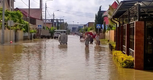 Залитая водой улица в поселке Мирный. Сочи, 26 июня 2015 г. Фото Анны Грицевич для "Кавказского узла"