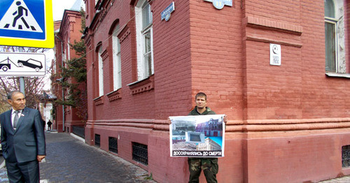 Николай Стрыгалёв в одиночном пикете. Астрахань, 13 ноября 2015 г. Фото Елены Гребенюк для "Кавказского узла"