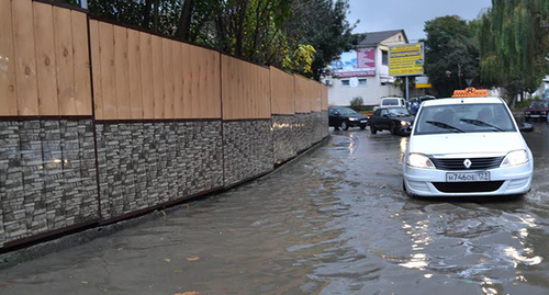 Улица Пластунская в Сочи 30.11.2015. Трасса и тротуары затоплены водой. Фото Светланы Кравченко для "Кавказского узла" 