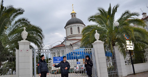 Полиция и казаки охраняют вход в храм Михаила Архангельского. Сочи, 7 января 2015 г. Фото Светланы Кравченко для "Кавказского узла"