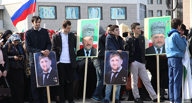 Студенты в ожидании начала митинга. Грозный, ноябрь 2015 г. Фото Магомеда Магомедова для "Кавказского узла"