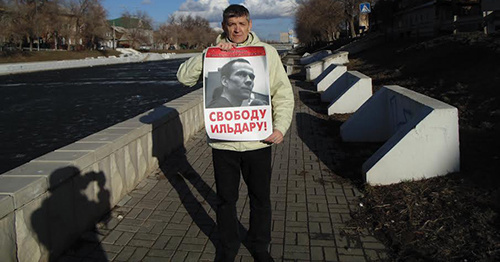 Игорь Стенин с плакатом в поддержку Ильдара Дадина. Астрахань, 7 февраля. Фото Елены Гребенюк для "Кавказского узла"