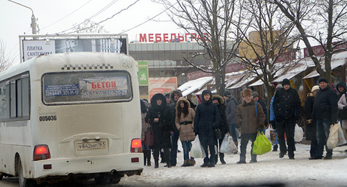 Жители Ростова-на-Дону на автобусной остановке. Фото Олега Пчелова для "Кавказского узла"