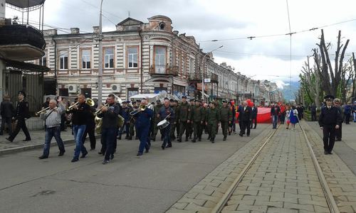 Акция КПРФ на пр . Мира у памятника В.Ленину во Воадикавказе 01.05.2016. Фото Эммы Марзоевой для "Кавказского узла"