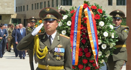 Церемония возложения цветов к памятнику жертвам Карабахской войны. Степанакерт, 29 июня 2016 год. Фото Алвард Григорян для "Кавказского узла"