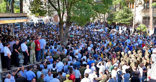 Митинг оппозиции в Сухуме. 5 июля 2016 г. Фото http://sputnik-abkhazia.ru/Abkhazia/20160705/1018974184.html