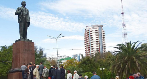 Коммунисты в Сочи возложили цветы к памятнику Ленину/ Фото Светланы Кравченко для "Кавказского узла"