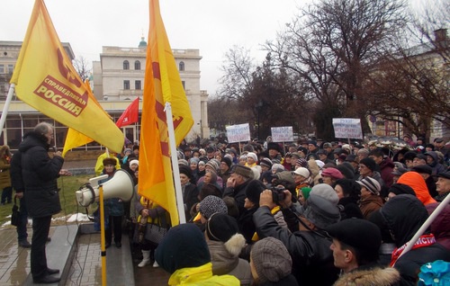 Олег Шеин выступает перед участниками митинга. Астрахань, 11 декабря 2016 года. Фото Елены Гребенюк для "Кавказского узла".