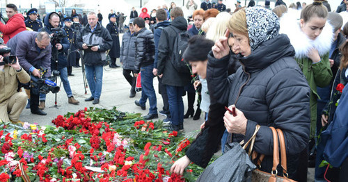 Участники траурного митинга возложили траурные венки и цветы на кромку морского мола. Сочи, 27 декабря 2016 г. Фото Светланы Кравченко для "Кавказского узла"