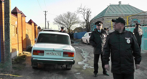 Оцепление вокруг дома активиста Петрова в станице Казанская. Краснодарский край, 28 марта 2017 г. Фото Анны Грицевич для "Кавказского узла"