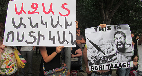 Плакат участников акции протеста в Ереване. Надписи на плакатах - «Свободный независимый полицейский!»,  «Это Сари Таг!». 20 июля 2016 г. Фото Тиграна Петросяна для "Кавказского узла"