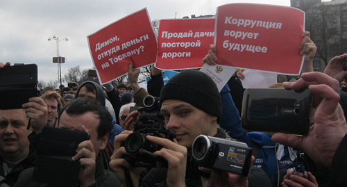 Сотрудники ЦПЭ снимают выступающих на митинге. Фото Константина Волгина для "Кавказского узла"