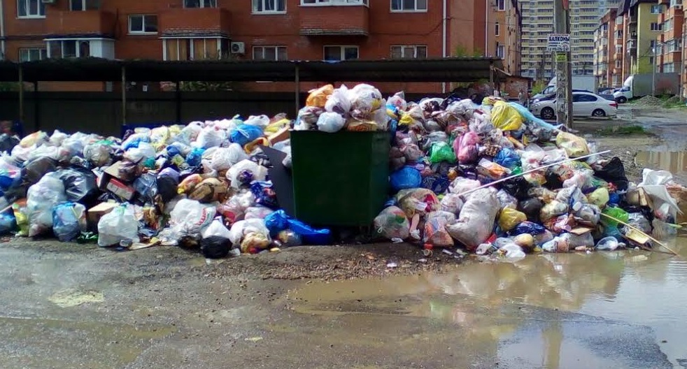 Мусорных баков после внедрения новой системы в городе уже не хватает, посетовали горожане. Фото Анны Грицевич для "Кавказского узла".