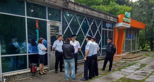 Сотрудники полиции у штаба Навального в Ставрополе. Фото со страницы Вконтакте координатора регионального штаба Ярослава Синюгина https://vk.com/yarsin