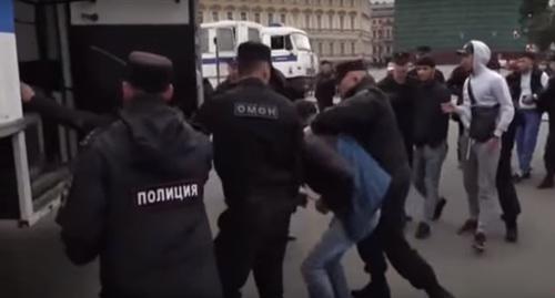 Задержание в Санкт-Петербурге участников митинга в поддержку мусульман Мьянмы. Фото: скриншот видео https://www.youtube.com/watch?v=G6VXFk5ywXk&t=64s