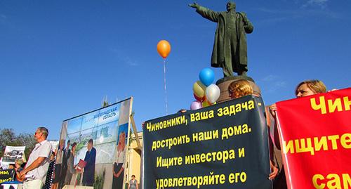 Плакаты обманутых дольщиков на митинге в Волгограде. Фото Вячеслава Ященко для "Кавказского узла"