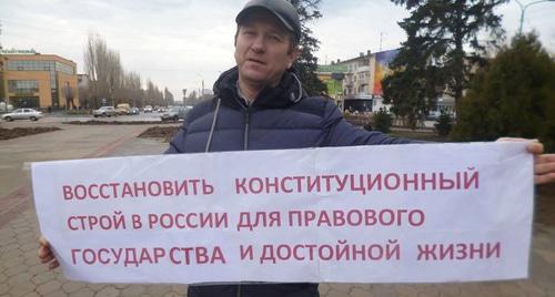 Игорь Конотопов проводит пикет в поддержку Болтыхова. Волжский, 10 декабря 2017 года. Фото Татьяны Филимоновой для "Кавказского узла".