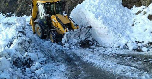 Тяжелая техника расчищает дорогу от снега. Фото: Roads Department of Georgia 
https://sputnik-georgia.ru/georgia/20171011/237702944/Iz-za-snegopada-zakryta-doroga-v-Tusheti.html
