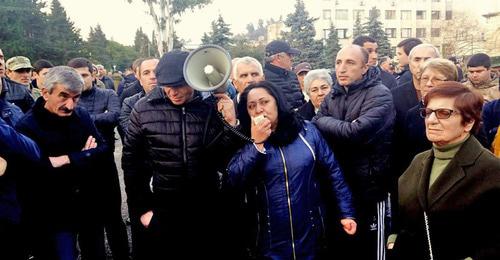 Митинг перед администрацией президента Абхазии. Январь 2018 г. Фото: Anaid Gogoryan (RFE/RL)