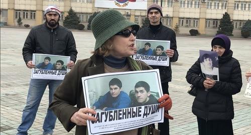 Организатор акции в Махачкале Мадина Магомедова и участники митинга. Фото корреспондента "Кавказского узла". 