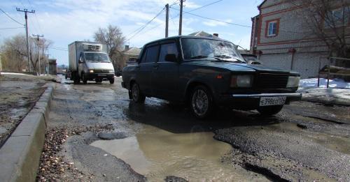 Разбитая дорога в Волгограде. Фото: Вячеслав Ященко для "Кавказского узла".