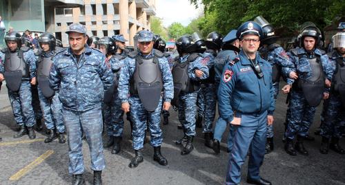 Сотрудники полиции на улице Еревана 19.04.2018 Фото Тиграна Петросяна для "Кавказского узла"