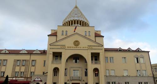 Здание парламента Нагорного Карабаха в Степанакерте. Сентябрь 2015 г. Фото Армине Мартиросян для "Кавказского узла"