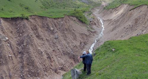 Сотрудники МЧС обследуют  ущелье Герхожан. Фото http://07.mchs.gov.ru/pressroom/news/item/7056761/