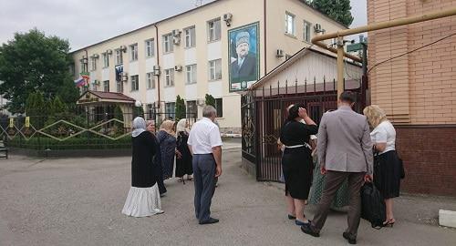 Люди у здания Шалинского горсуда. Фото предоставлено пресс-службой ПЦ "Мемориал". 