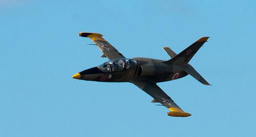 Самолет Л-39. Фото: Sergey Vladimirov - Flickr: «Русь» Vyazma L-39 aerobatics group «RUS» at MAKS-2011 airshow https://ru.wikipedia.org