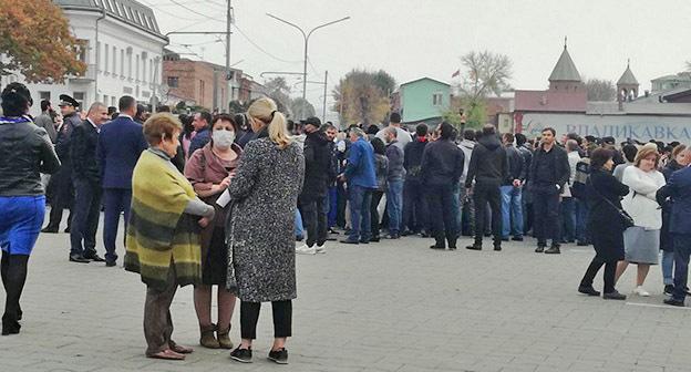 Спонтанный митинг на площади Свободы против завода "Электроцинк". Владикавказ, 22 октября 2018 г. Фото Эммы Марзоевой для "Кавказского узла"