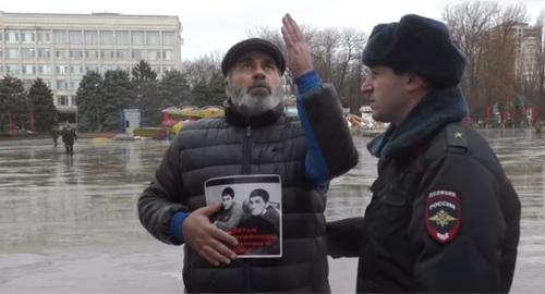 Муртазали Гасангусейнов на пикете в Махачкале. Скриншот с видео "Кавказского узла" https://www.youtube.com/watch?v=TUvb2Fee16M