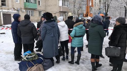 Жильцы обрушенного дома у подъезда. Шахты, 16 января 2019 года. Фото Вячеслава Прудникова для "Кавказского узла"