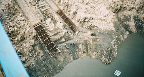 Водозаборные отверстия водопропускного тоннеля. Водохранилище Ингури ГЭС. Фото ლიკა აბრალავა - კერძო კოლექცია https://ru.wikipedia.org/