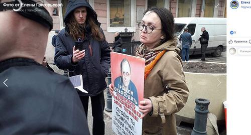 Пикет в поддержку Титиева в Петербурге. 18 марта 2019 г. Скриншот сообщения Елены Григорьевой в Facebook https://www.facebook.com/photo.php?fbid=287868815461737&set=pcb.287868848795067&type=3&theater&ifg=1