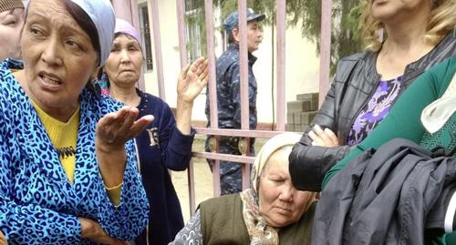 Родственники задержанных у здания Ногайского райсуда, 13 апреля 2019. Фото Гульмирой Тангатаровой 
для "Кавказского узла"