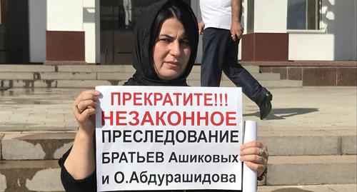 Сестра Омара Абдурашидова Хадижат проводит пикет на центральной площади Махачкалы. 4 июля 2019 г. Фото Патимат Махмудовой для "Кавказского узла"
