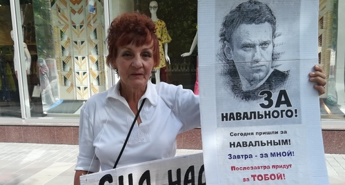 Галина Тихенко проводит одиночный пикет в поддержку Навального. Волгоград, 6 июля 2019 года. Фото Татьяны Филимоновой для "Кавказского узла".