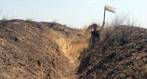 Военнослужащий с белым флагом на боевых позициях. Фото: пресс-служба МО Азербайджана https://mod.gov.az/ru/news/dezertirovavshij-armyanskij-voennosluzhashij-byl-zaderzhan-azerbajdzhanskimi-podrazdeleniyami-na-linii-soprikosnoveniya-28074.html