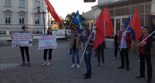 Сторонники левых движений на митинге ЛДПР в Астрахани. Фото Алены Садовской для "Кавказского узла".