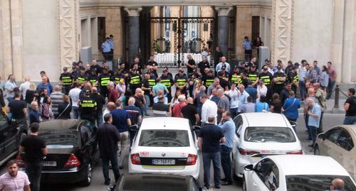 Противостояние полиции и митингующих перед парламентом по ул. Братьев Зубалашвили в Тбилиси 04.09.2019. Фото Беслана Кмузова для "Кавказского узла"