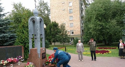 Возложение цветов к мемориалу жертвам терракта на Каширском шоссе в Москве. Фото: Префектура Южного административного округа города Москвы http://gazeta-nagatino-sadovniki.ru/2017/09/04/35996/