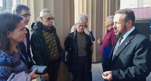 Анатолий Полунин (справа) общается со сторонниками Михаила Таранцова. Волгоград, 15 октября 2019 г. Фото Татьяны Филимоновой для "Кавказского узла"