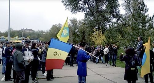 Участники митинга против назначения Дмитрия Трапезникова главой Элисты. Скриншот видео YouTube канала "Рупор Москвы". https://www.youtube.com/channel/UCNvO3ZSSIXBPgecci3vZsjw