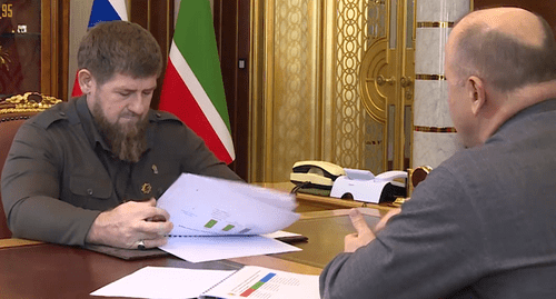 Таймасханов отчитывается Кадырову. Кадр видео Ramzan Kadyrov "ВКонтакте" 
https://vk.com/wall279938622_450357?reply=450448