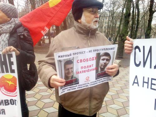 Участник митинга в Ростове-на-Дону. Фото Валерия Люгаева для "Кавказского узла"