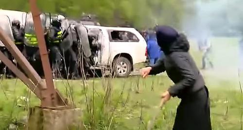 Столкновения участников протеста в Панкиси с полицией. Кадр видео "Кавказского узла" https://www.youtube.com/watch?v=0WOd5bOftv4