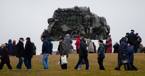 У мемориала «Исход и Возвращение» в Элисте 28 декабря 2019 года. Фото: пресс-служба главы Калмыкии. http://glava.region08.ru/ru/soobscheniya-dlya-pressy/12990-pr.html#!prettyPhoto[gallerydbde2adecd]/4/