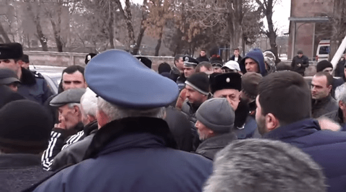 Полицейские и протестующие против закрытия роддома в Маралике. Кадр видео Tert.am
https://www.youtube.com/watch?v=AWAgIDRfnlM